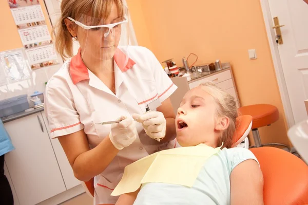 Dospívající dívka u zubaře. — Stock fotografie