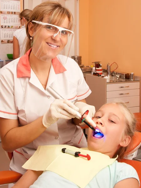Adolescente en el dentista . — Foto de Stock