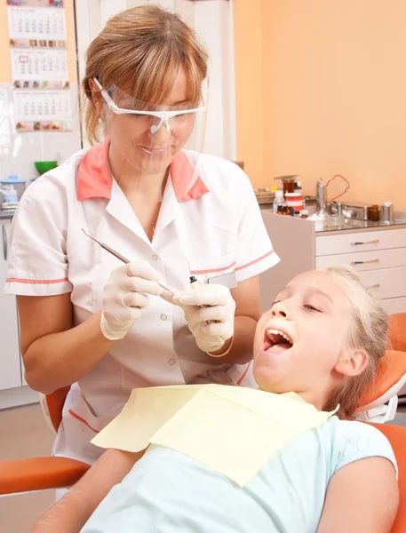 Adolescente en un dentista . — Foto de Stock