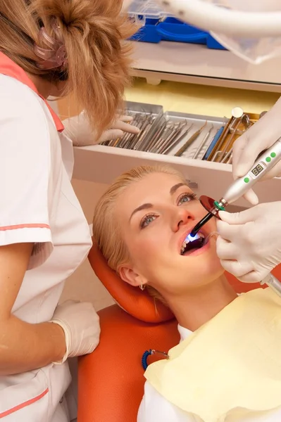 दंत चिकित्सा पर महिला . — स्टॉक फ़ोटो, इमेज