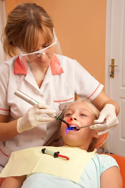 Adolescente chez le dentiste . — Photo