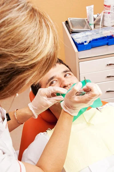 Mann beim Zahnarzt. — Stockfoto