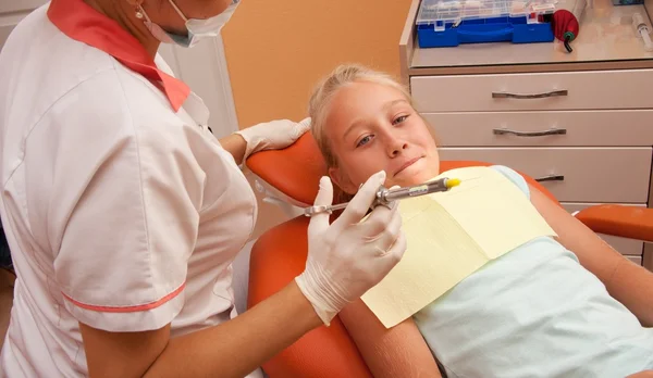 Tonårig flicka på en tandläkare. — Stockfoto