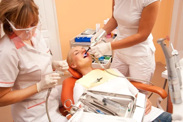 歯科医の手術で女性. — ストック写真