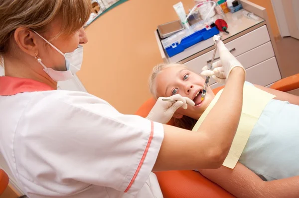 歯医者で 10 代の少女. — ストック写真