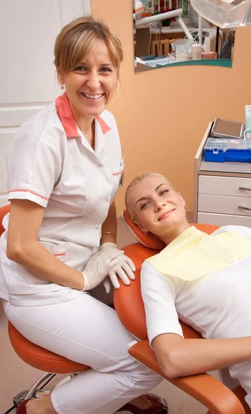 Οδοντίατρος με μια ευτυχισμένη ασθενή. — Φωτογραφία Αρχείου