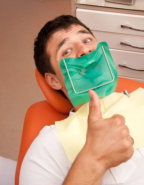 Homem feliz na cirurgia do dentista . — Fotografia de Stock