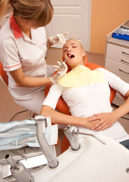 Женщина на операции дантиста . — стоковое фото