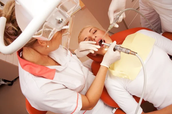 Mulher na cirurgia do dentista . — Fotografia de Stock