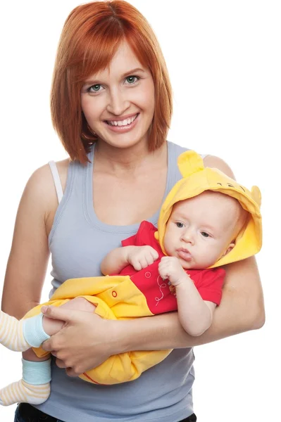 Κοκκινομάλλα γυναίκα με το παιδί στο αστείο κοστούμι. — Φωτογραφία Αρχείου