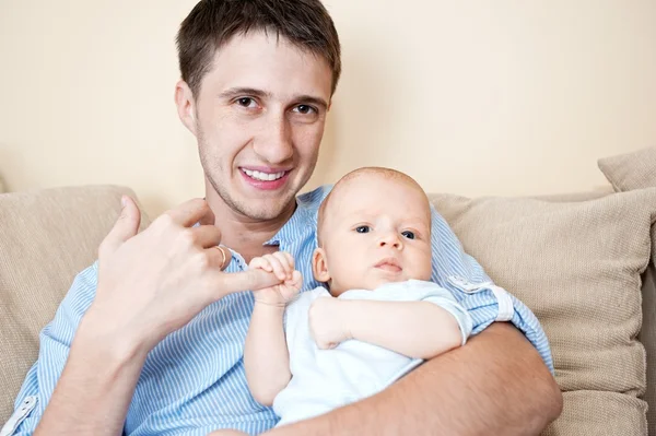 Šťastný otec s jeho dítětem — Stock fotografie