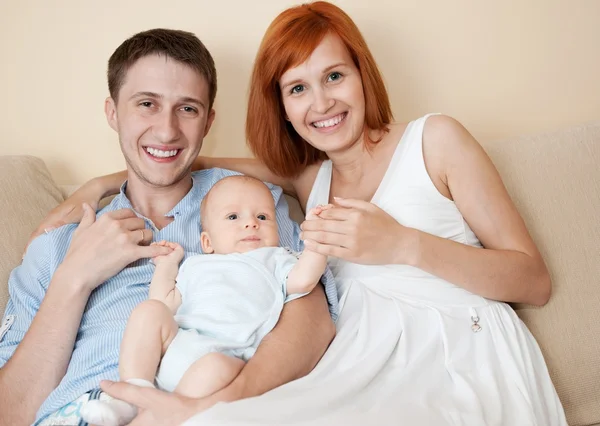 Lycklig familj hemma. — Stockfoto