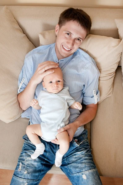Gelukkig vader met zijn kind — Stockfoto