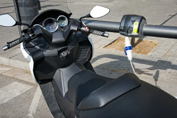 Motorbike electro carregamento — Fotografia de Stock