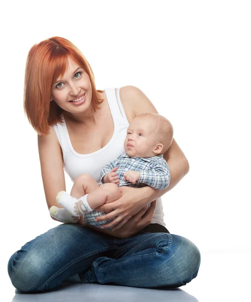 美丽的红发女子与她的孩子. — Stockfoto