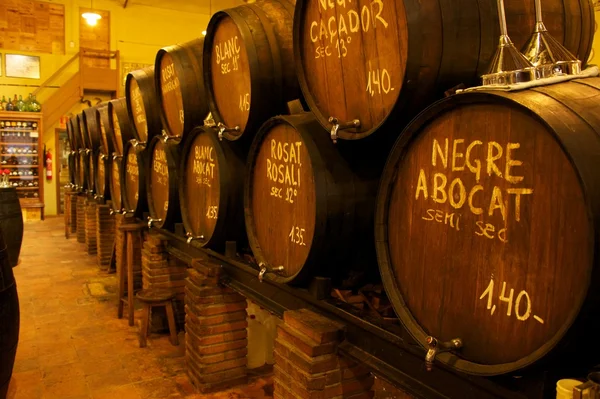 Wine barrels stacked in the old cellar of the winery — Stock Photo, Image