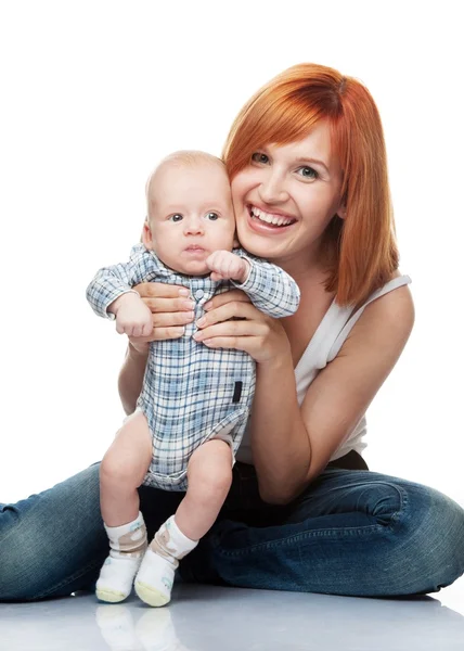 美丽的红发女子与她的孩子. — 图库照片