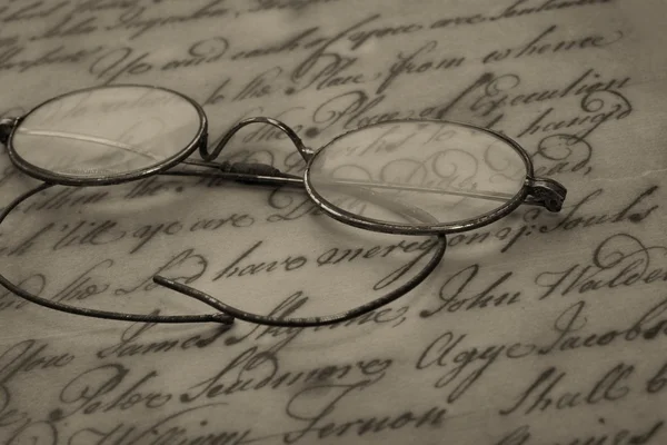Óculos velhos no documento vintage — Fotografia de Stock