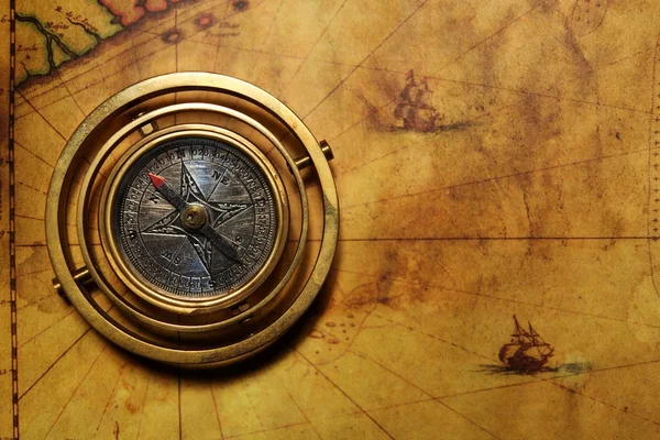 Vintage kompass på den gamla kartan — Stockfoto