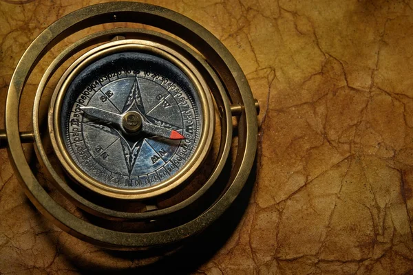 Винтажный компас на старой текстурной бумаге — стоковое фото