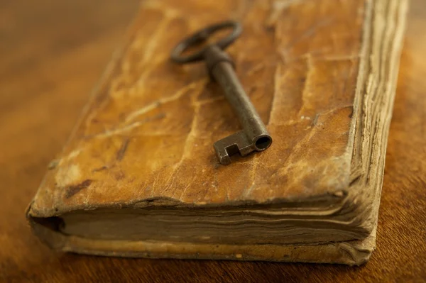 Oude metalen sleutel op vintage boek — Stockfoto