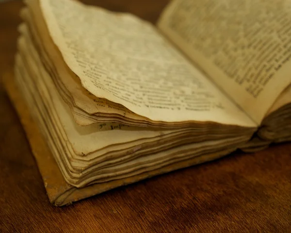 Крупним планом старовинна книга — стокове фото