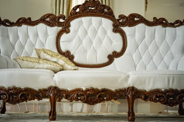Πολυτέλεια vintage λευκό καναπέ — Φωτογραφία Αρχείου