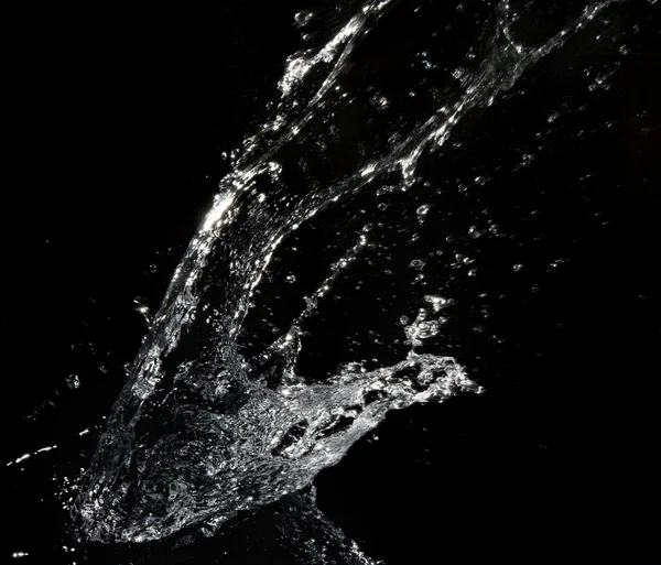 세련 된 물 비 말입니다. 검은 배경에 고립 — 스톡 사진