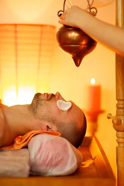 Homem tendo uma massagem de óleo — Fotografia de Stock