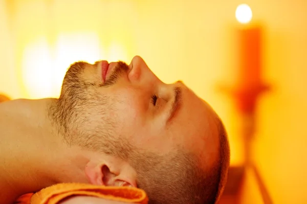 Uomo rilassante dopo il massaggio — Foto Stock