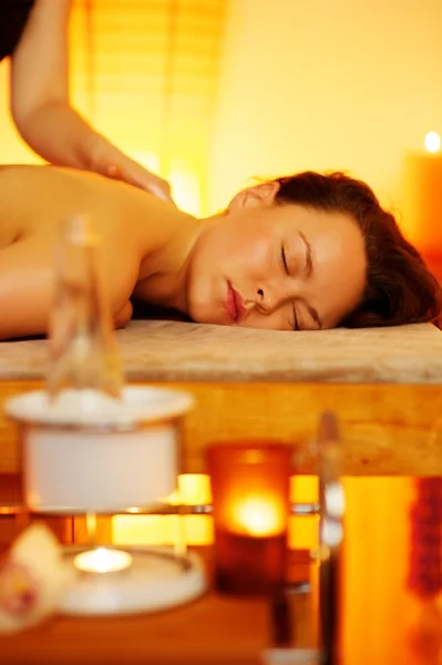 Donna rilassante nel salone di massaggio — Foto Stock