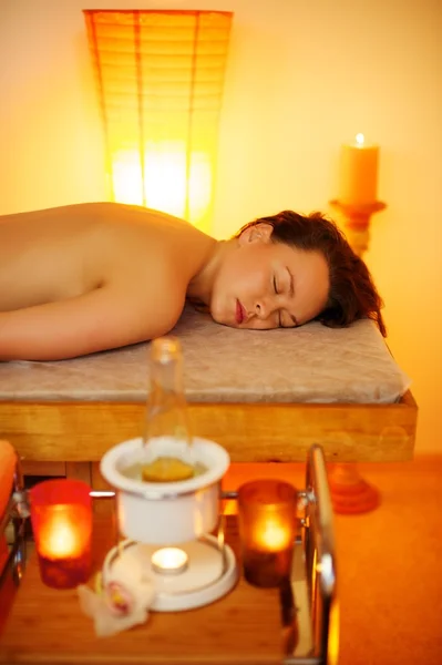 Donna rilassante nel salone di massaggio — Foto Stock