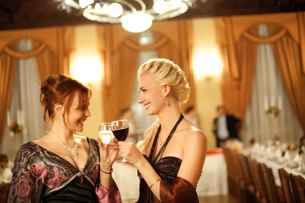 Two attractive ladies on a party — Stock Photo, Image