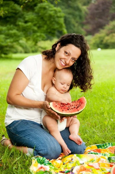 Matka s dítětem venku — Stock fotografie