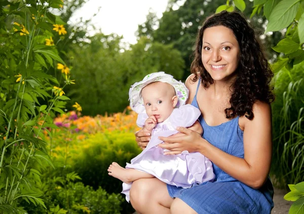 Mutter mit Kind im Freien — Stockfoto