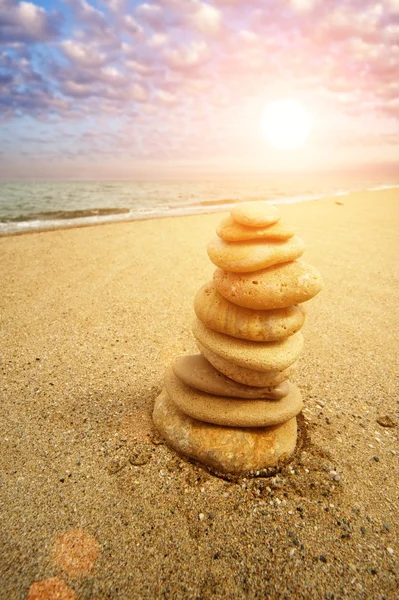 Torre de pedra na praia — Fotografia de Stock