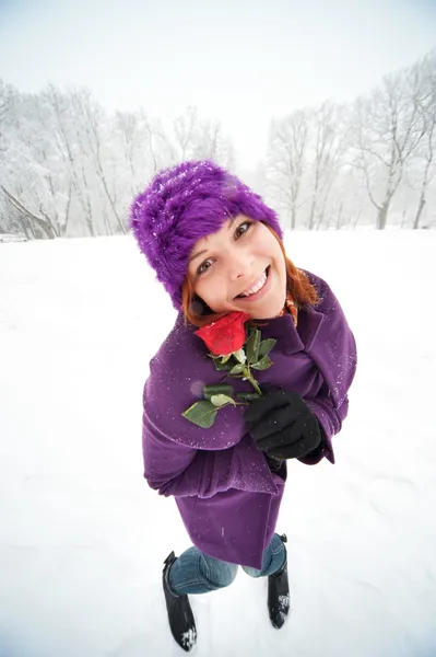 Αστείο κορίτσι με ένα κόκκινο τριαντάφυλλο. — Φωτογραφία Αρχείου