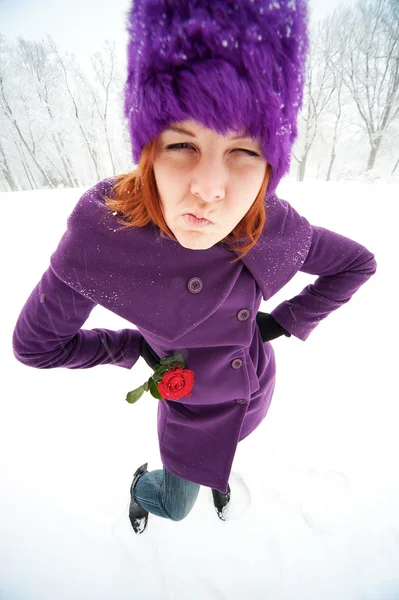 Funny girl s červenou růží. — Stock fotografie