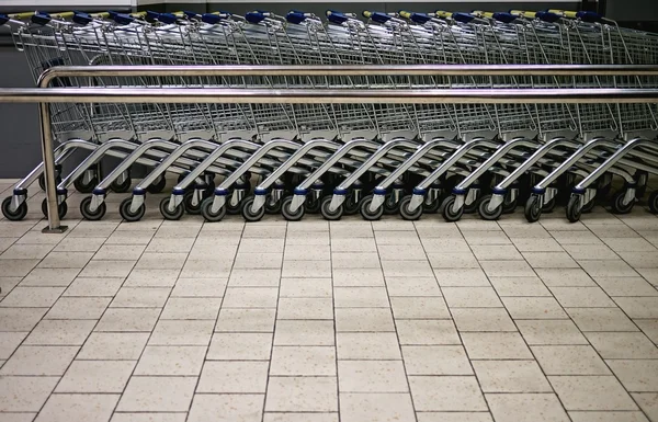 Vyprázdnit nákupní vozíky na trhu — Stock fotografie