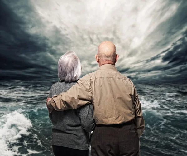 Senior coupel looking at storm — Stock Photo, Image