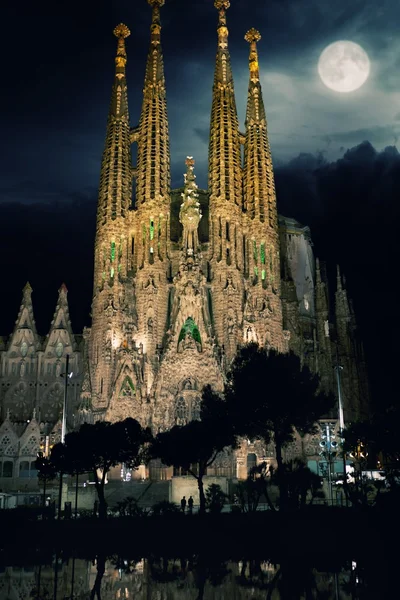 La sagrada familia - Kathedrale, die von Gaudi bei Nacht entworfen wurde. Barcelona, Spanien — Stockfoto