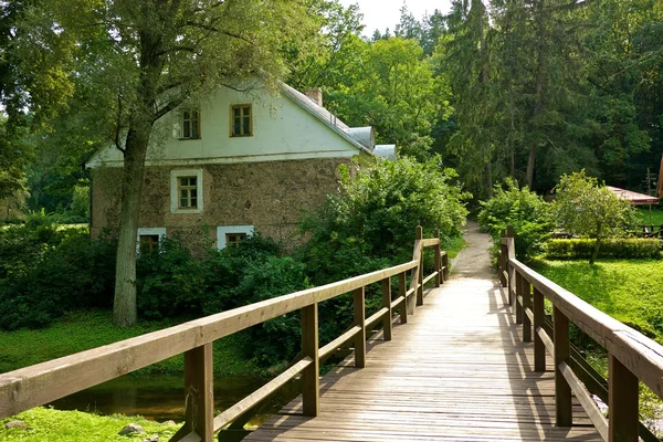 Ponte de madeira e uma antiga casa de pedra — Fotografia de Stock