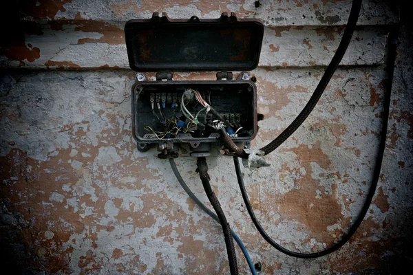 Παλιό ηλεκτρικό κουτί μεταλλικό — Φωτογραφία Αρχείου