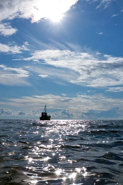 Rybářská loď v moři — Stock fotografie