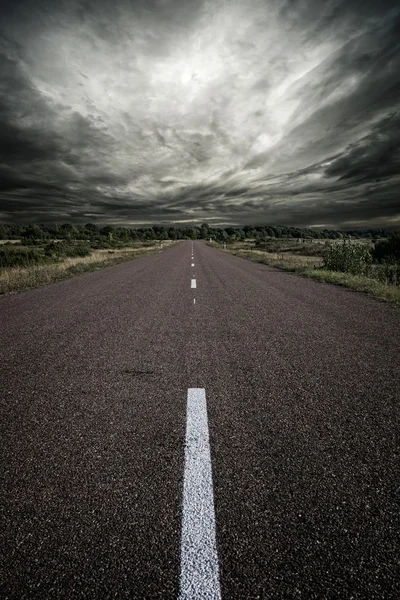 道路、荒れ模様の空 — ストック写真