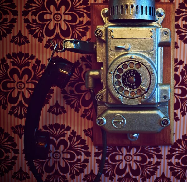 Vintage τηλέφωνο σε έναν τοίχο — Φωτογραφία Αρχείου
