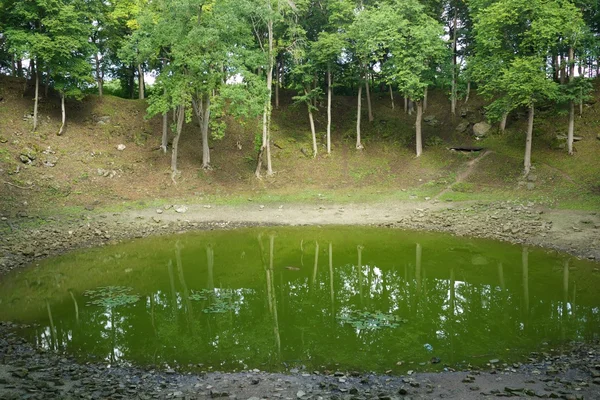 Pequeño lago en cráter de meteoritos — Foto de Stock
