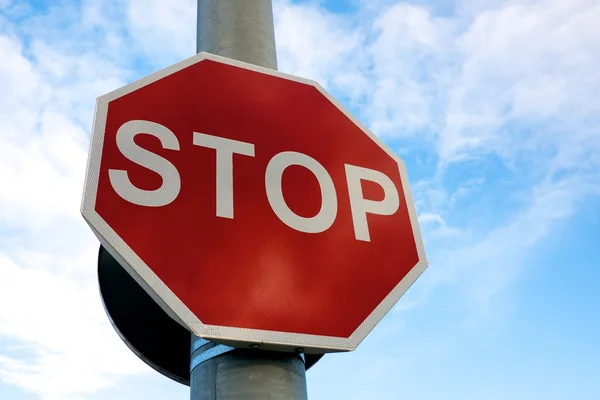 Señal de stop contra cielo azul —  Fotos de Stock