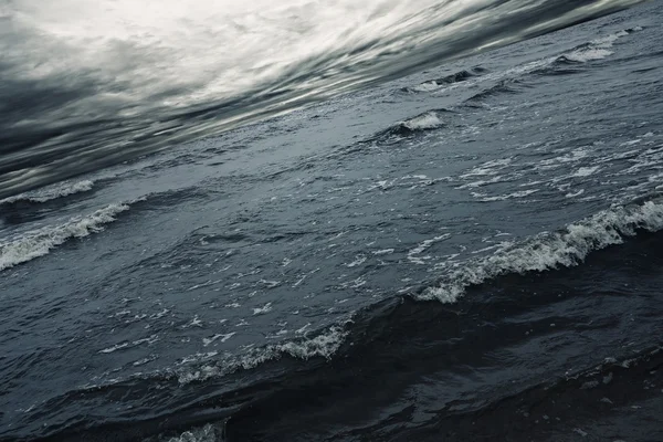 Штормовое небо над морем — стоковое фото