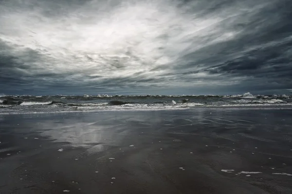 Cielo tempestoso sulla riva sabbiosa — Foto Stock